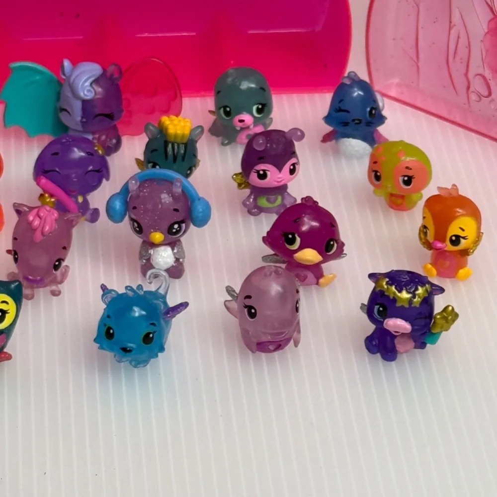 Hatchimals Colleggtibles Lot Pink Collectors Case with 25 Hatchimals Rare Figure